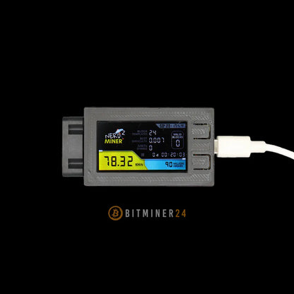 Schwarzer Nerdminer V2 mit integriertem Lüfter für effizientes Bitcoin-Mining. Leistungsstarker USB-Miner mit Display zur Überwachung der Hashrate und Mining-Parameter. Perfekt für Krypto-Einsteiger und erfahrene Nutzer, die eine portable und zuverlässige Mining-Lösung suchen. BitMiner24.
