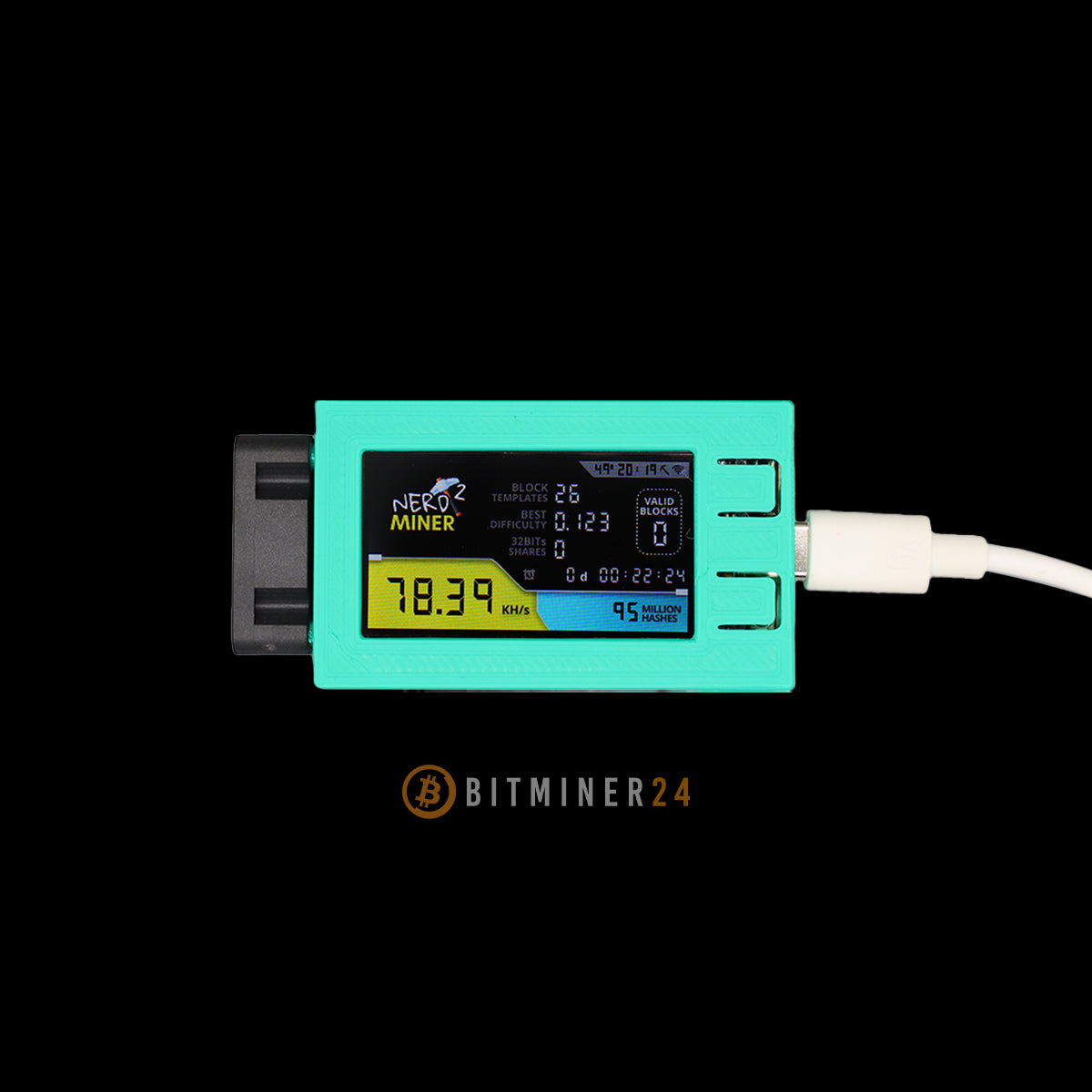 Grüner Nerdminer V2 mit eingebautem Lüfter für effektives Bitcoin-Mining. Kompakter und tragbarer USB-Miner mit integriertem Display zur Echtzeitüberwachung von Hashrate und Mining-Status. Perfekte Wahl für Anfänger und erfahrene Miner, die eine leistungsstarke, portable Lösung suchen. BitMiner24.