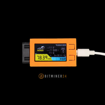 Orangefarbener Nerdminer V2 mit integriertem Lüfter für effizientes Bitcoin-Mining. Kompakter USB-Miner mit Display zur Überwachung der Mining-Statistiken und einfacher Bedienung. Ideal für Krypto-Einsteiger und Profis, die eine leistungsstarke und tragbare Mining-Lösung suchen. BitMiner24.