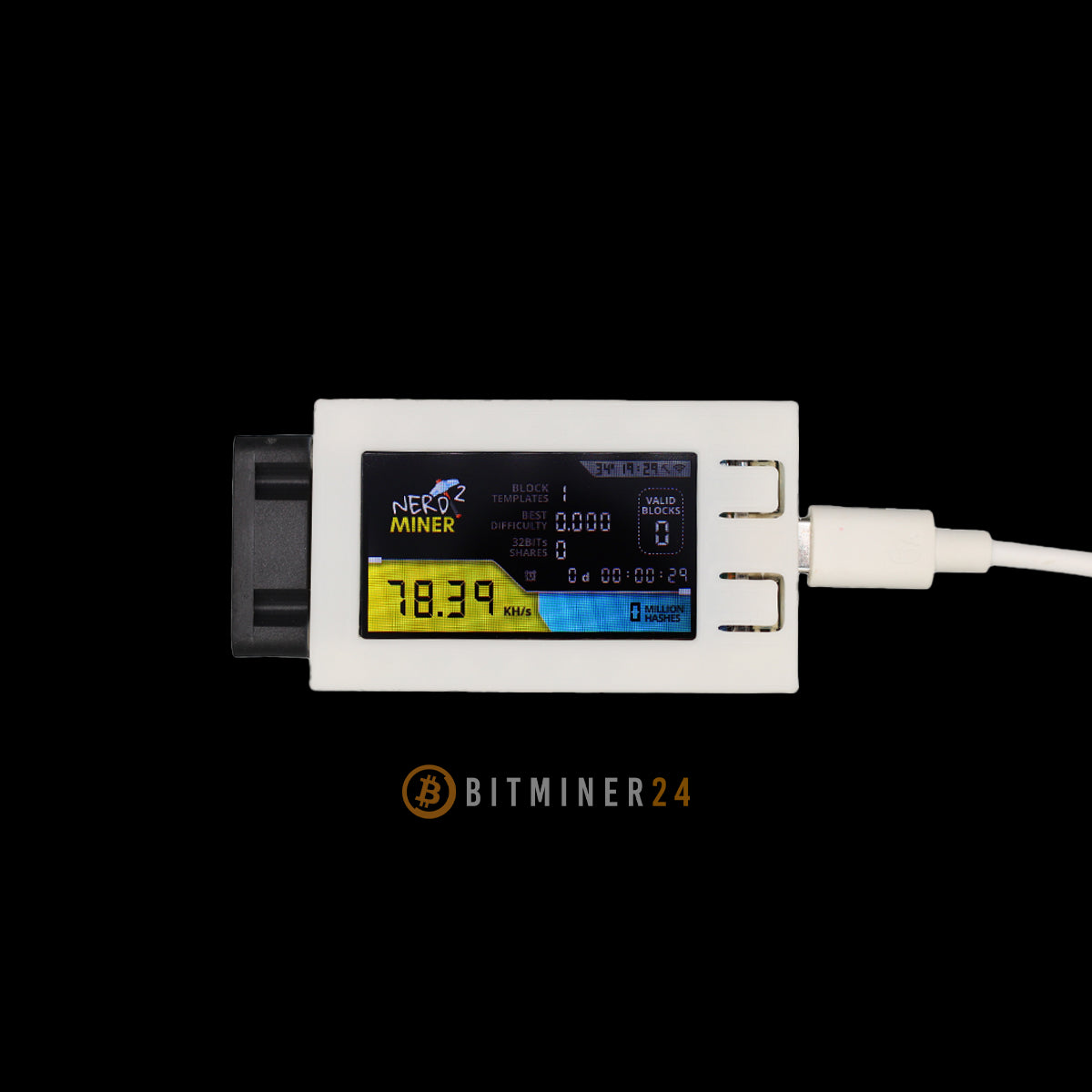 High-Performance Nerdminer V2 mit Lüfter in Weiß für effizientes Bitcoin-Mining, ideal für Anfänger und erfahrene Krypto-Enthusiasten. Kompakt und leistungsstark, ausgestattet mit integriertem Display zur Überwachung der Mining-Daten. Perfekt für den Einstieg ins Mining mit Stil und Effizienz. BitMiner24.